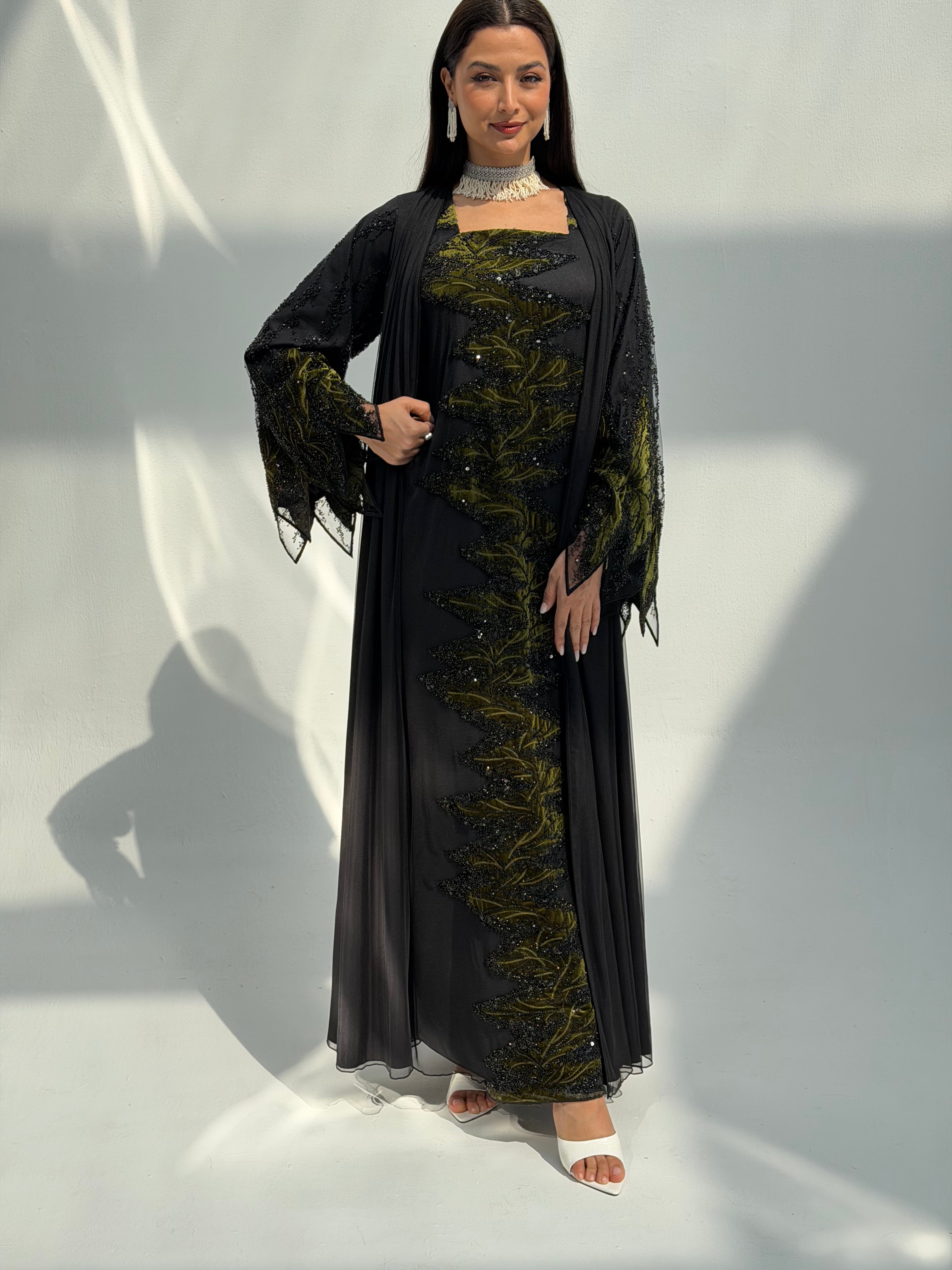 عباءة آمنة مع فستان