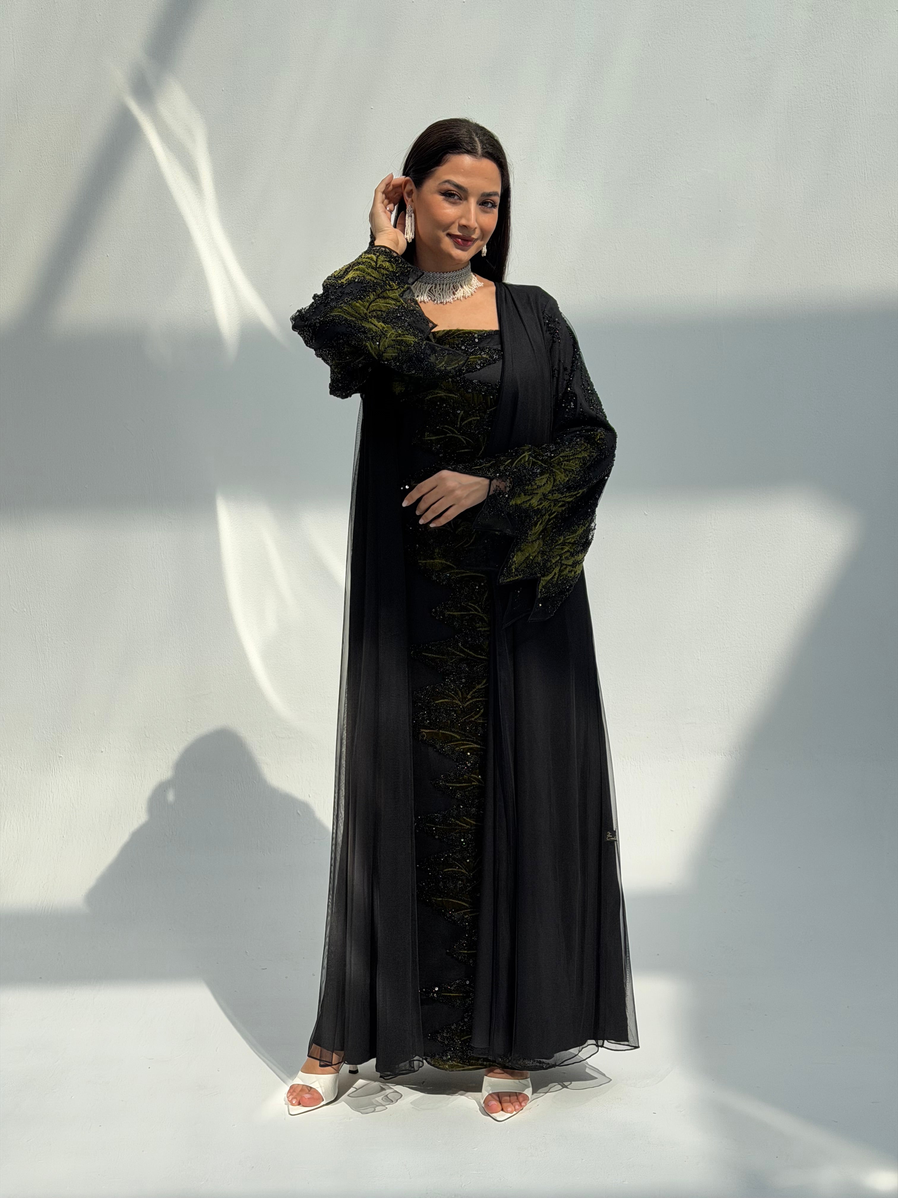 عباءة آمنة مع فستان