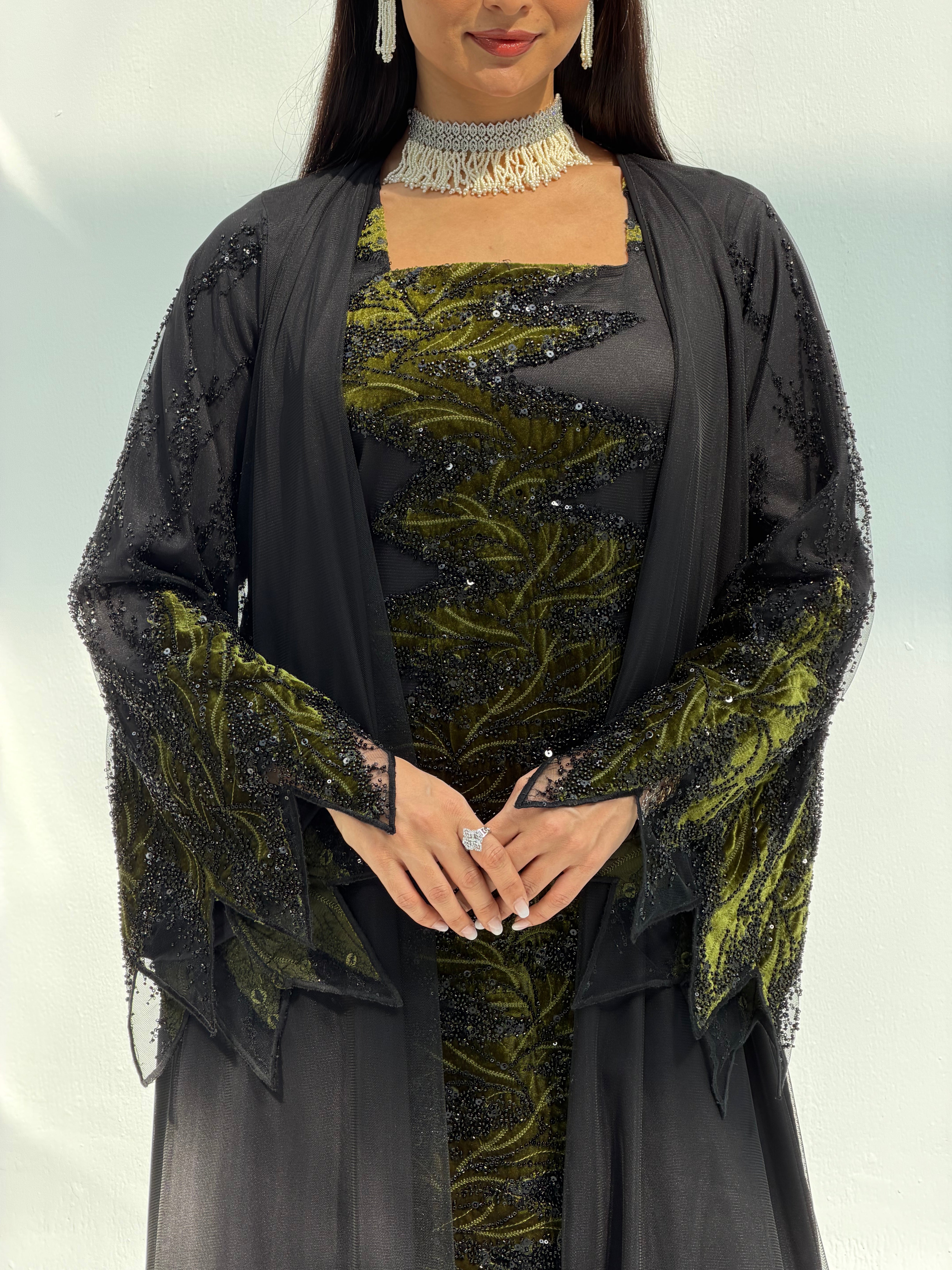 عباءة آمنة مع فستان