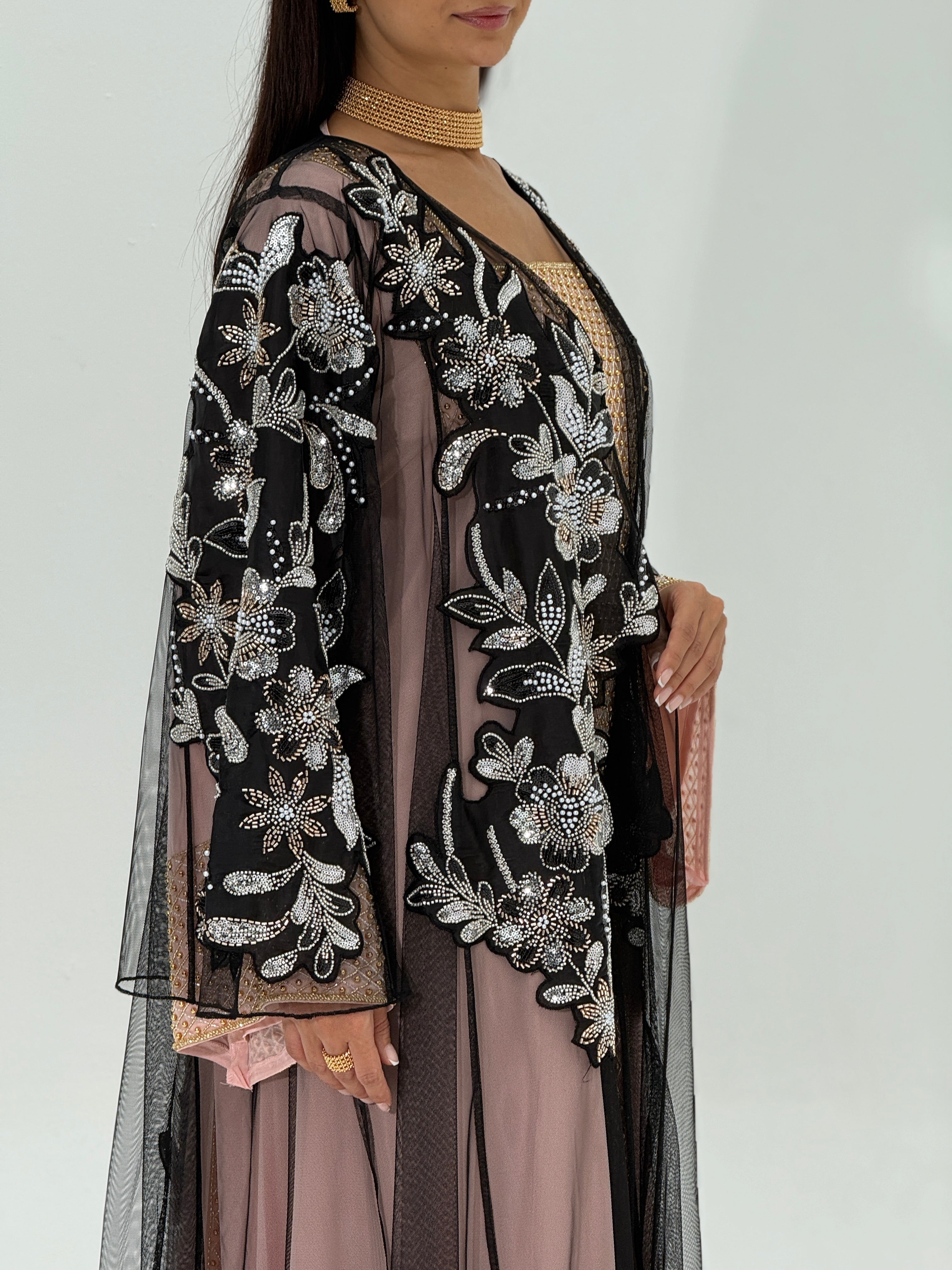 Moazoon ( Abaya with Sheila)