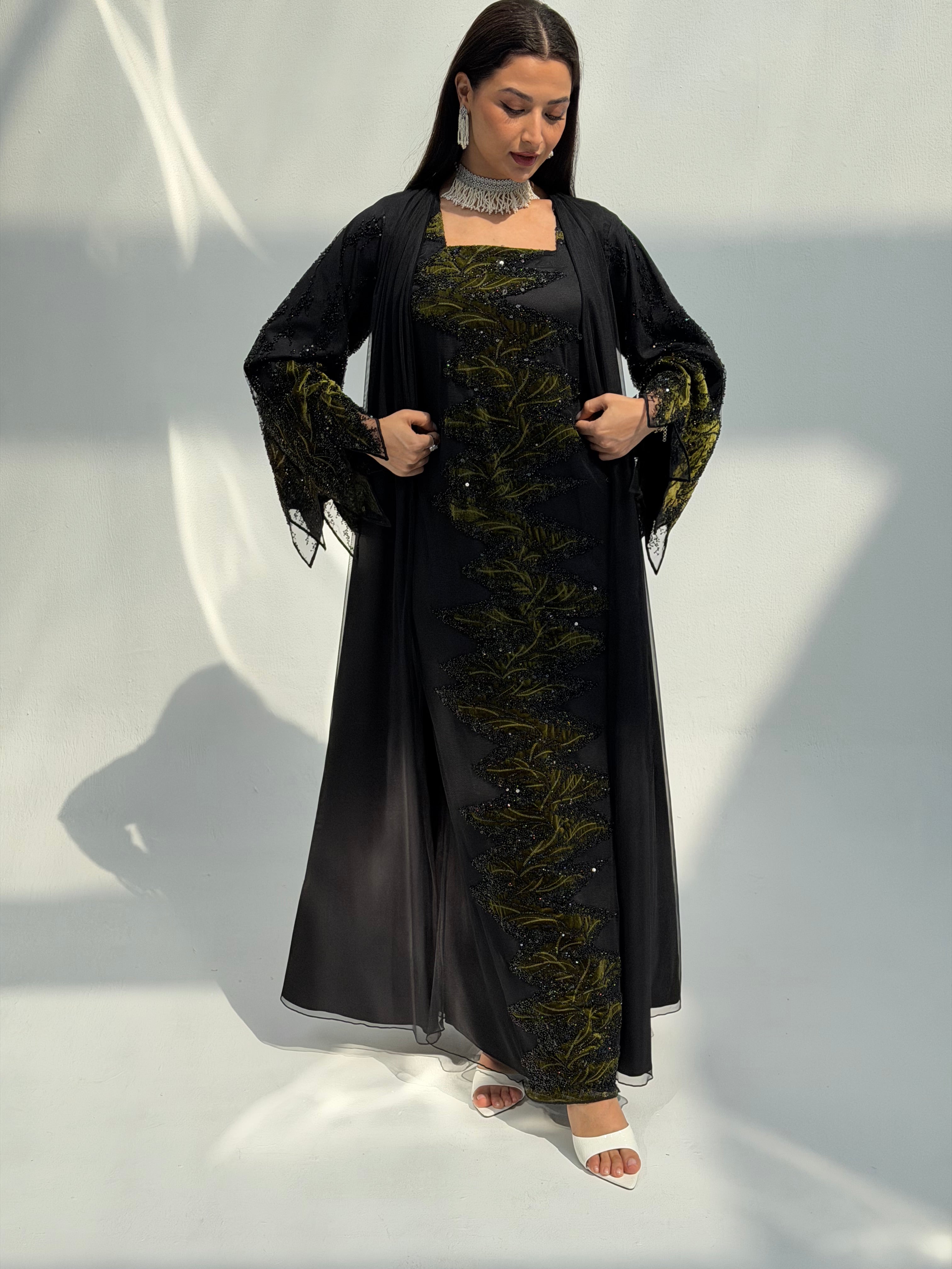 عباءة آمنة مع فستان