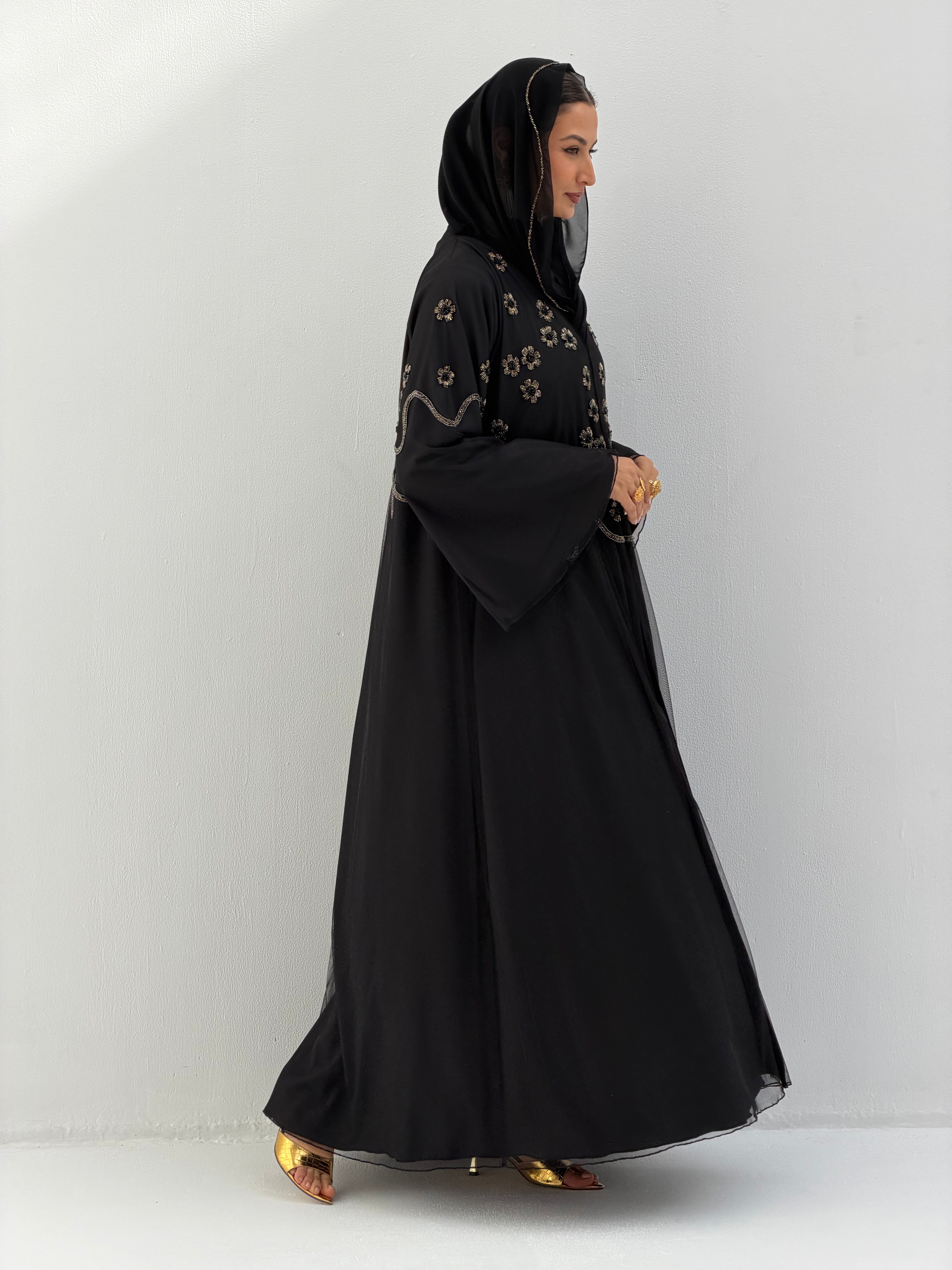 Anoud ( Abaya with sheila )