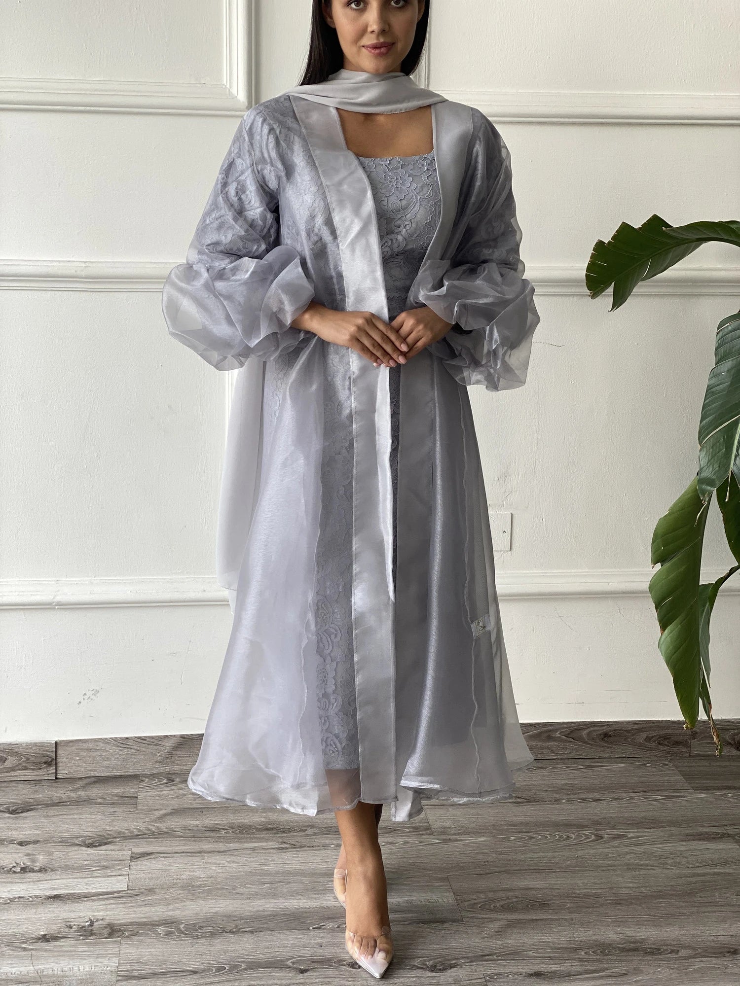 Elegant gray abaya with underdress Dubai featuring billowy sleeves and a stylish design