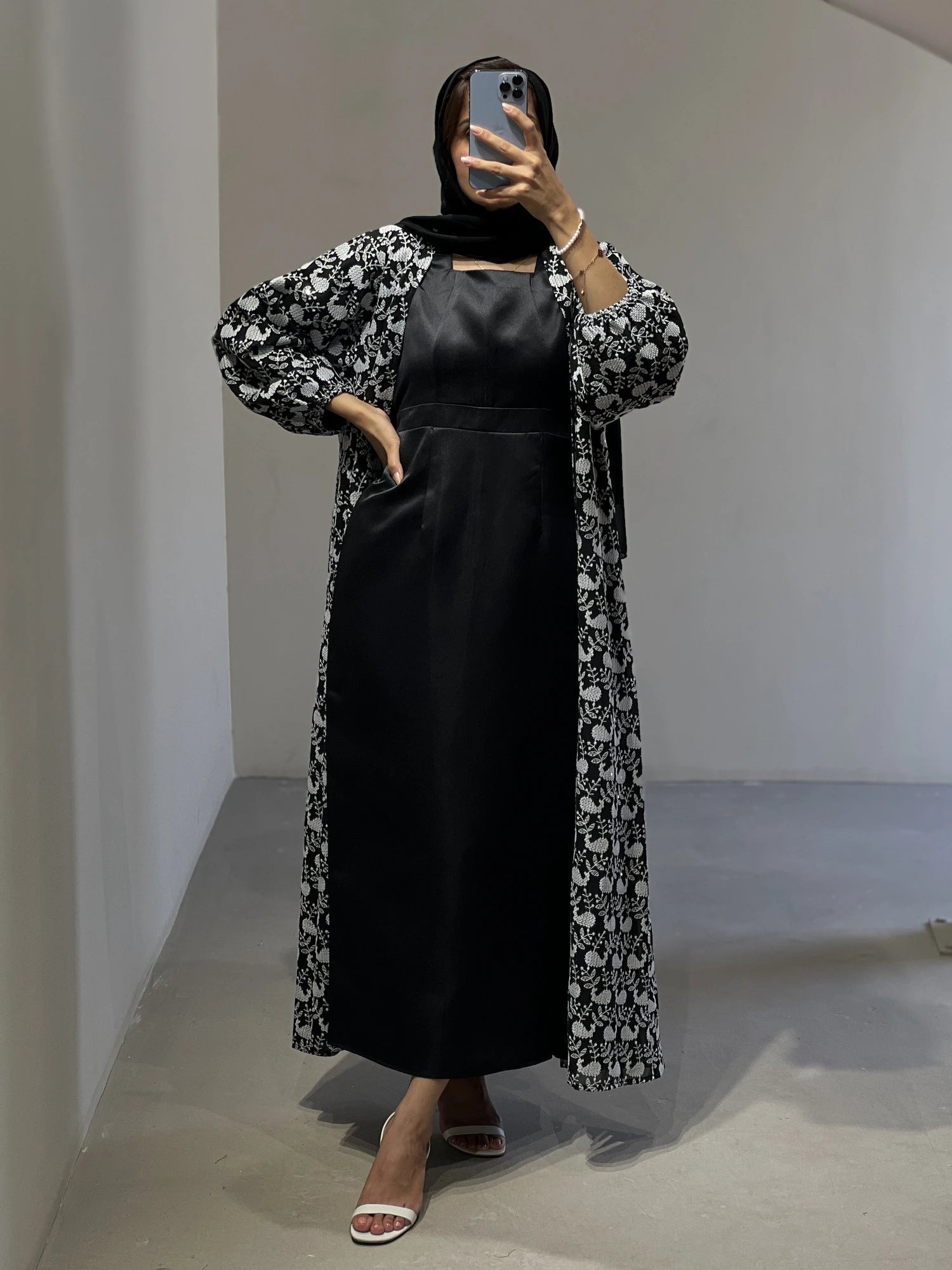 Elegant luxury abaya Dubai in black with floral print and long sleeves for a sophisticated look