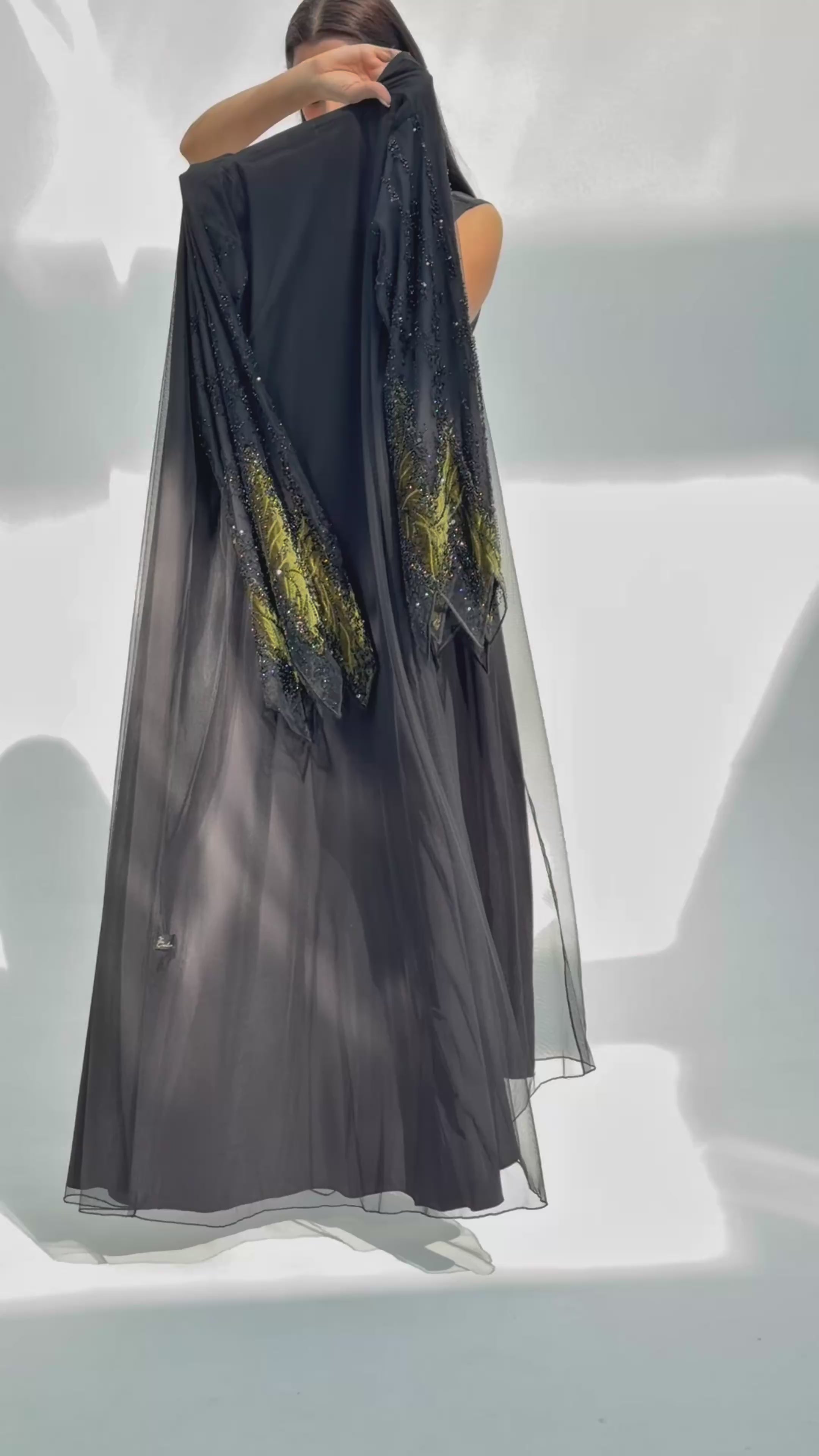 عباءة آمنة مع فستان